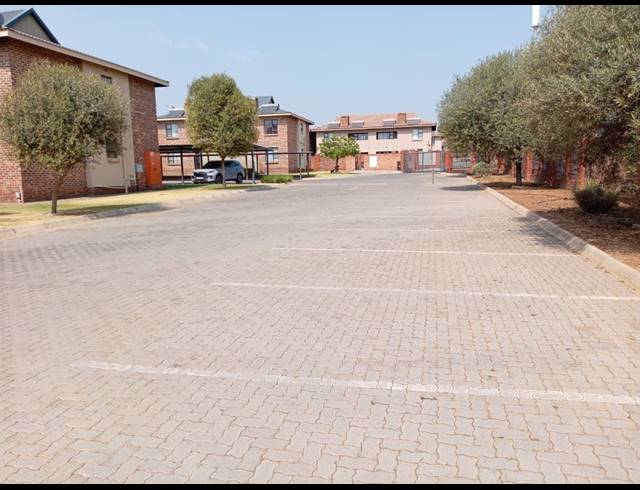 2 BEDROOM TOWNHOUSE FOR SALE IN ALBERTSDAL